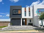 Casa de 2 Niveles con Terraza y 3 Recámaras con Baño