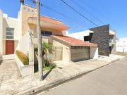 CASA DE 2 NIVELES CUENTA CON ESTACIONAMIENTO PROPIO A 5...