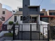 CASA DE 2 NIVELES, CUENTA CON PATIO DELANTERO, ÁREAS...