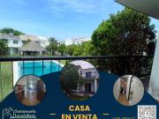 Casa de 2 niveles en claustro con alberca