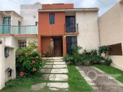 Casa de 2 niveles en privada ubicada en calle...