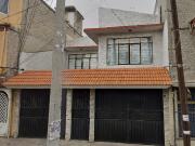 CASA DE 2 NIVELES FRENTE AL METROBUS '416...