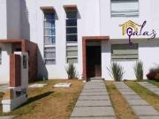 CASA DE 2 NIVELES, PRIVADA CON AMENIDADES!