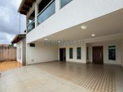 Casa de 2 Pavimentos com 4 Quartos e Área Gourmet em Rua...