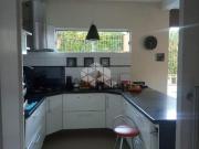 Casa de 2 pisos bem localizada