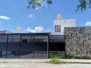 Casa de 2 pisos con amplio patio