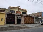 Casa de 2 Pisos, con espacio para tienda y cochera