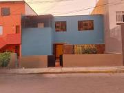 Casa De 2 Pisos con Jardín Y Ambientes Súper Funcionales