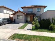 Casa de 2 pisos en condominio consolidado – Colina