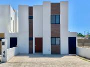 Casa de 2 pisos en venta con 3 recámaras al oriente de...