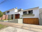 Casa De 2 Pisos En Venta En Esquina En Surco