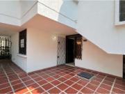 Casa de 2 pisos en zona residencial – Polideportivo,...