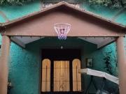 CASA DE 2 PLANTAS CON INCREÍBLE JARDÍN Y AMPLIAS ESTANCIAS