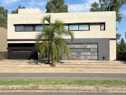 Casa de 2 plantas en Weston, barrio privado, club de campo