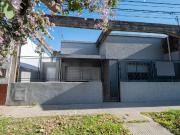 Casa de 2D, patio seco y terraza frente a la plaza