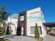 Casa de 300 mts2 con gran piscina y riego automático en...