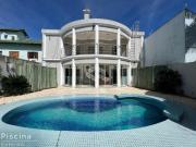 Casa de 359m², com 3 quartos/suítes, 5 banheiros e 4...