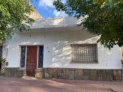 CASA DE 3 AMB CON PATIO Y 2 LOCALES QUE PUEDE USARSE...