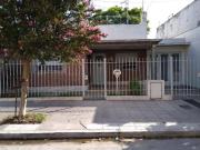 CASA DE 3 AMBIENTES CON COCHERA