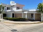 Casa de 3 dorm con patio y terraza, excelente ubicación