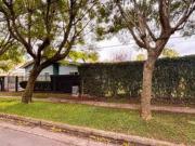 Casa de 3 dormitorio y dos locales sobre lote de 860 m2...