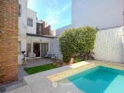 Casa de 3 dormitorios con cochera, jardín y piscina....