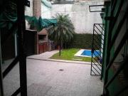 Casa de 3 dormitorios con jardín y pileta en Alsina al 500