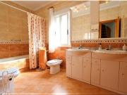 Casa de 3 dormitorios con piscina privada y solárium con...