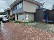 CASA DE 3 DORMITORIOS EN URBANIZACIÓN PRIVADA CHAULLABAMBA