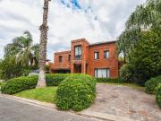 Casa de 3 dormitorios en venta con pileta en barrio...