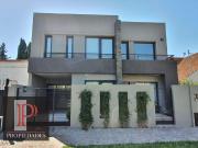 Casa de 3 dormitorios y parque a estrenar en Temperley Este