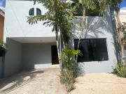 Casa de 3 habitaciones, dentro de periférico, con alberca