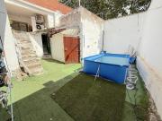 CASA DE 3 HABITACIONES, PATIO 45M Y GARAJE. CON UN VECINO