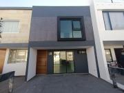 Casa de 3 Habitaciones y Jardín en Venta Ubicada en...