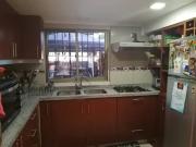 CASA DE 3 NIVELES CON BODEGA Y PATIO TRASERO