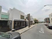 CASA DE 3 NIVELES CON ROOF GARDEN EN CUMBRES ELITE,...