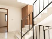 Casa de 3 niveles con roof garden y recámara extra en...