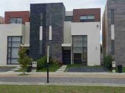 CASA DE 3 NIVELES CON TERRAZA EN CALIMAYA