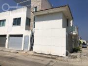 Casa de 3 niveles en renta ubicada en Rufino Tamayo,...