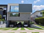 Casa de 3 niveles Valle Real 5 recámaras con Alberca...