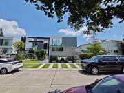 Casa de 3 niveles Valle Real 5 recámaras con Alberca...