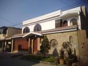 CASA DE 3 PISOS + AZOTEA CON BUENA FACHADA