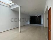 CASA DE 3 PISOS + AZOTEA EN VENTA FRENTE A PARQUE – LOS...