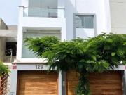 Casa de 3 pisos + azotea SURCO