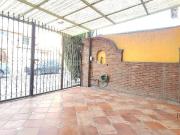 Casa de 3 pisos con Baño en planta baja y espacios...