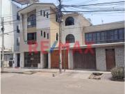 Casa De 3 Pisos Con Departamentos – Perfecta Para Rentar...