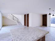 Casa de 3 pisos en venta