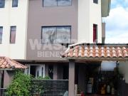 Casa de 3 pisos en Venta en Cuenca