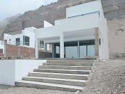 Casa de 3 pisos exclusiva en 1era fila frente al mar...