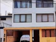 Casa de 3 pisos frente a parque
